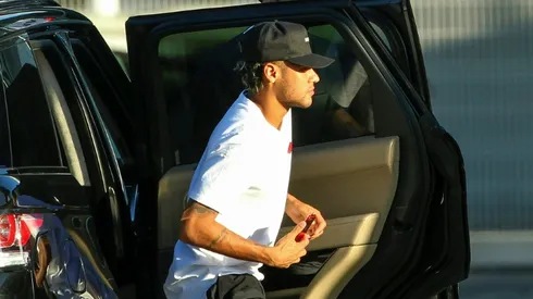 Neymar set to jet in for world record move