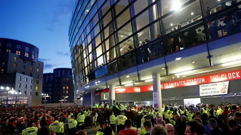 More than 20,000 Cologne fans cause delay at Emirates