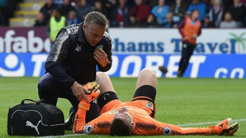 Burnley keeper Heaton faces long absence after shoulder injury
