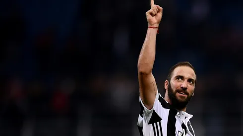 Higuain breaks 100-goal barrier as Juventus bury Milan