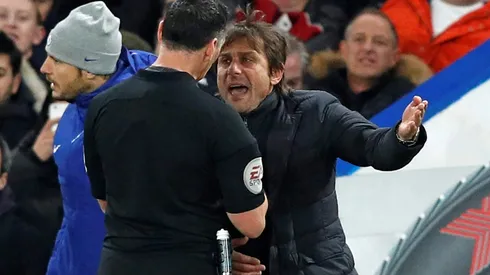 Chelsea's Conte apologises after ref rant