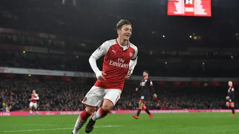 Ozil stars in Arsenal rout of Huddersfield