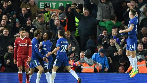 Willian rides to Chelsea's rescue, United close gap on City