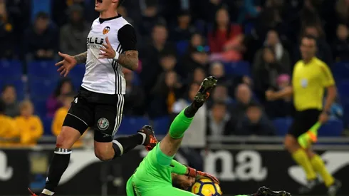 Revitalised Valencia face La Liga title test in Barcelona visit