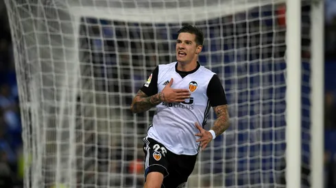 Record-breaking Valencia maintain Barca chase