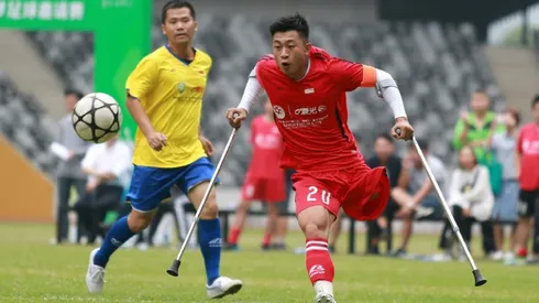 One-legged football 'king' melts Chinese hearts