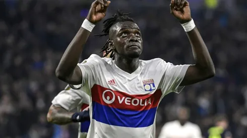 Arsenal through, Everton out, Evra in karate kick red card