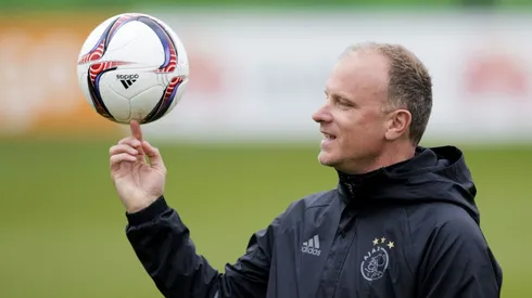 Bergkamp out as Ajax dismiss manager Keizer