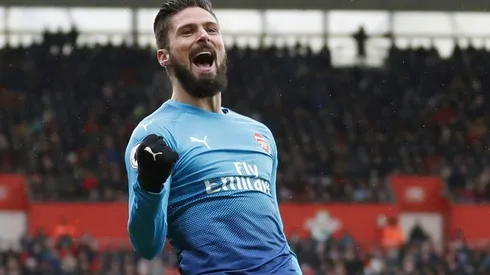 Giroud strikes late to rescue Arsenal