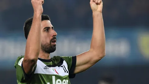 Higuain, Khedira send Juventus top at nine-man Chievo