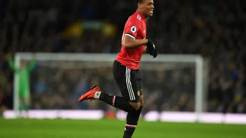 Manchester United lift Mourinho, Liverpool leave it late