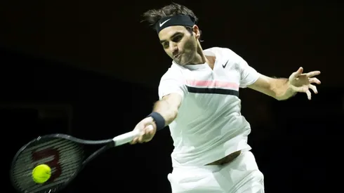 Quickfire Federer two wins from oldest No 1 spot