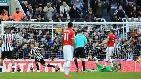 Mourinho refuses to slam Smalling over costly dive