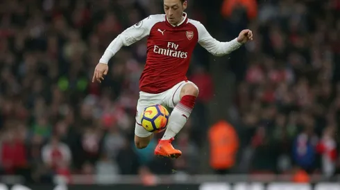 Ozil commits to three-year Arsenal deal