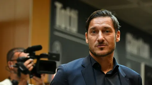 'Superhero' Totti marks 25th anniversary of Roma debut