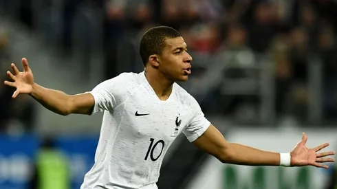 Mbappe shines as France cruise past Russia