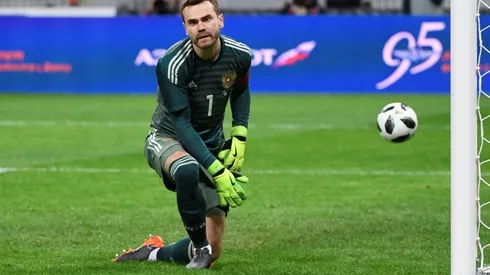 Russia captain Akinfeev seeks World Cup redemption