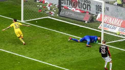 Late Alves goal gives PSG win at Nice