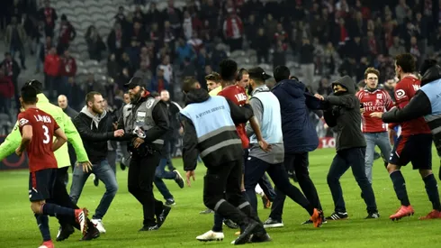 Angry Lille fans invade pitch, try to attack players