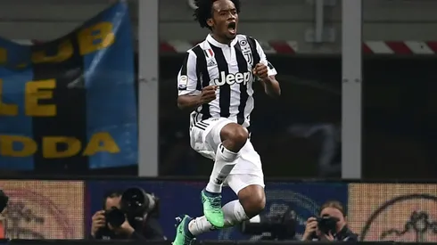 Juventus keep control of title race with dramatic late show at Inter