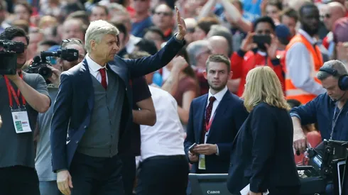 Arsenal defy subdued Wenger send off to hammer West Ham