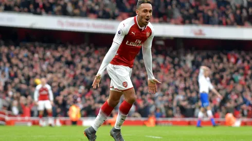Aubameyang brace sparks Arsenal late show