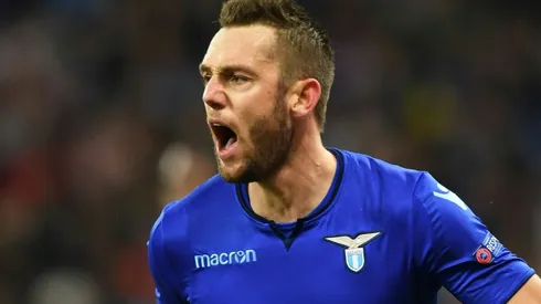 Dutch defender De Vrij completes Inter Milan move