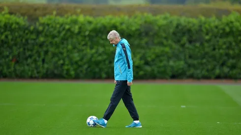 Wenger, still in 'shock', sets deadline for future plans