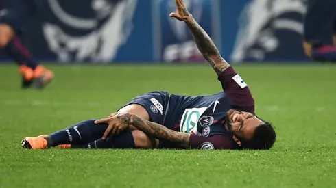 Brazil defender Alves ruled out of World Cup with knee injury