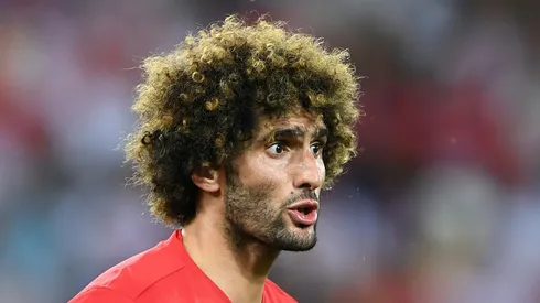 Fellaini signs new United contract to end speculation over future