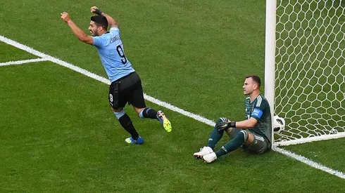 Uruguay win group as Suarez inspires 3-0 win over 10-man Russia