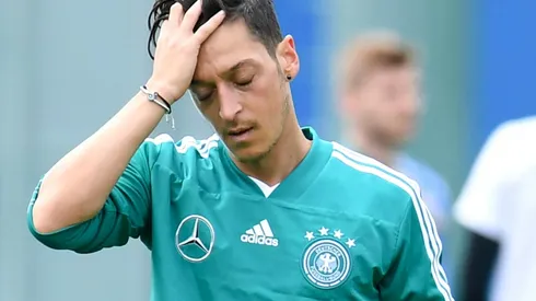 Turkish president picture puts Ozil under pressure for Germany's opener