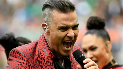 Robbie Williams kicks off World Cup with obscene gesture