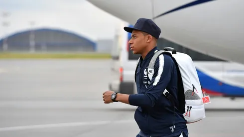 World Cup hopefuls France arrive in Russia