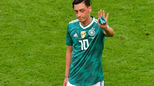 Ozil to travel with Arsenal to Singapore