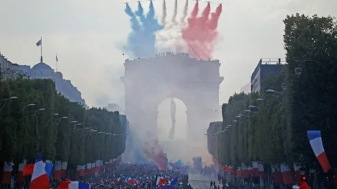 France gives World Cup winners a heroes' welcome home