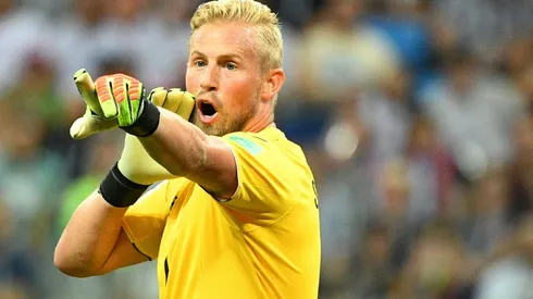 Leicester keeper Schmeichel signs new contract