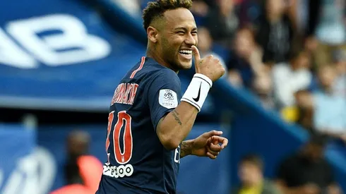 Neymar visits Barcelona and says he's staying in Paris
