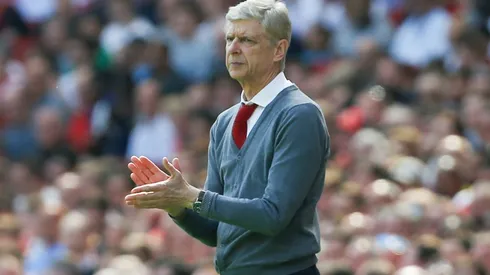 President Weah presents honours to former coaches Wenger and LeRoy