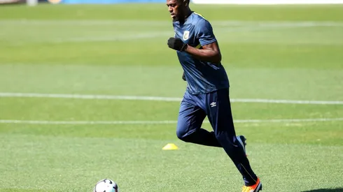 Bolt takes first tentative steps on Man Utd dream