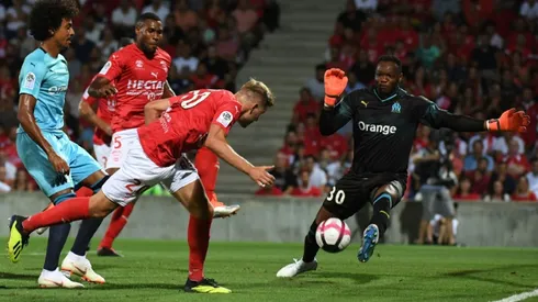 Marseille's France goalkeeper Mandanda suffers hamstring blow