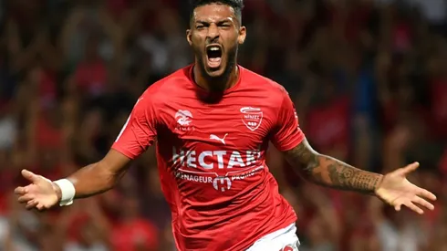 Magical Nimes stun Marseille, Mandanda injured