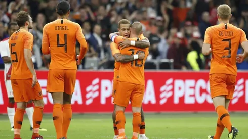 Depay bags double in Dutch win as Sneijder bows out
