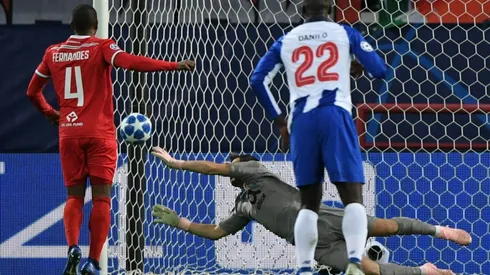 Casillas saves penalty as Porto derail Lokomotiv
