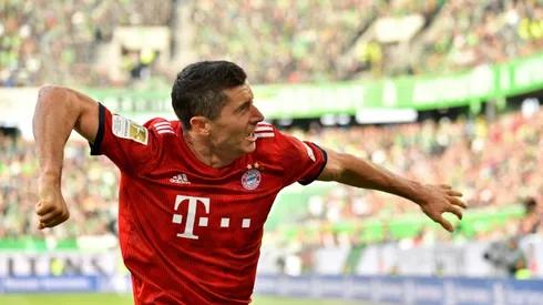 Ten-man Bayern end winless streak as Alcacer keeps Dortmund top