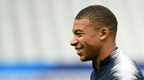 Mbappe is no bighead says Deschamps