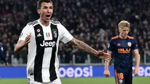 Mandzukic fires Juventus into Champions League last 16