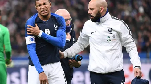 Mbappe injured as France see off Uruguay