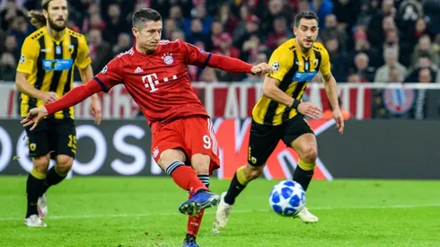Lewandowski double leaves Bayern on verge of last 16