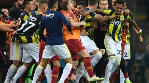 Galatasaray, Fenerbahce point fingers after mass brawl